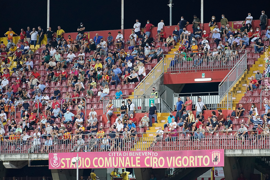 benevento-lecce-si-a-sciarpe-bandiere-e-striscioni