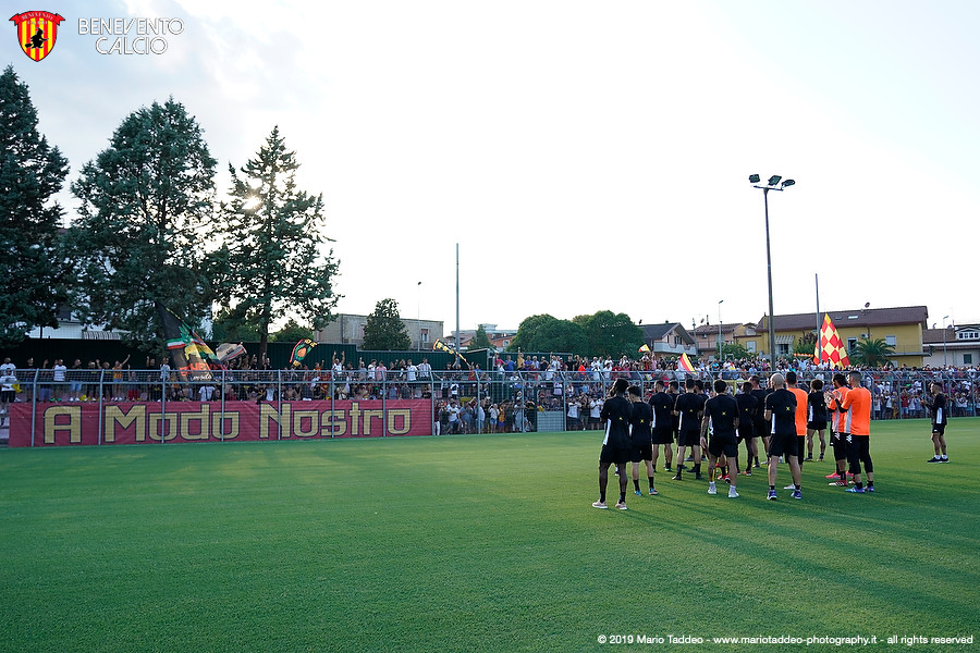 L'abbraccio del popolo sannita agli uomini di mister Inzaghi - Foto - Benevento Calcio