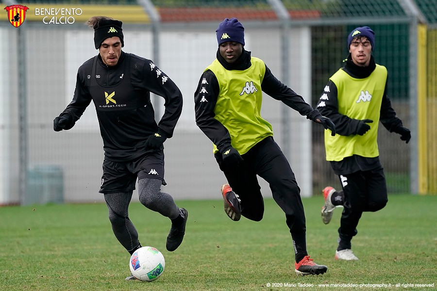 #CosenzaBenevento: giallorossi al lavoro - Foto - Benevento Calcio