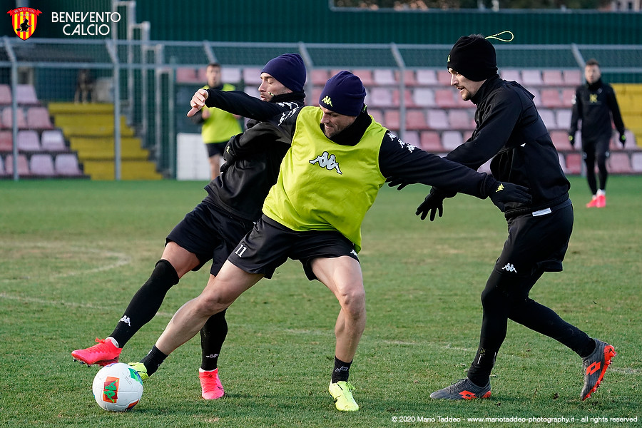 #CosenzaBenevento: giallorossi al lavoro - Foto - Benevento Calcio