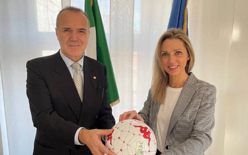 un-pallone-rosso-contro-la-violenza-sulle-donne