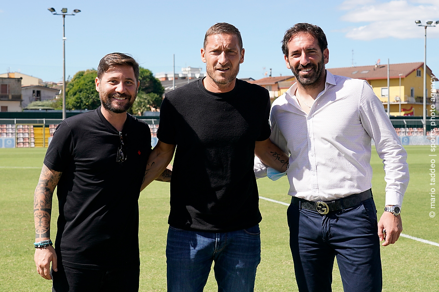 francesco-totti-in-visita-all-antistadio-imbriani