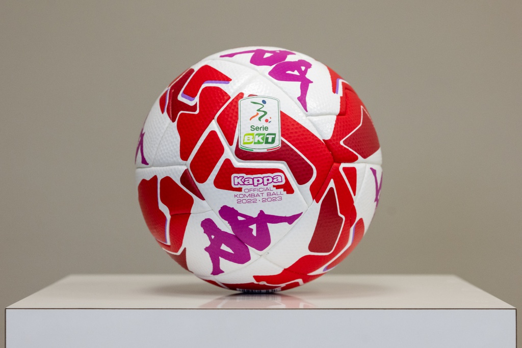 balata-consegna-il-pallone-rosso-alla-presidente-meloni-e-al-ministro-abodi