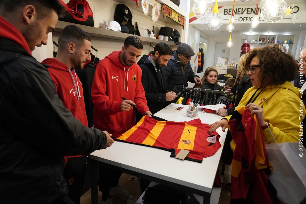 i-giocatori-del-benevento-calcio-nello-store-ufficiale
