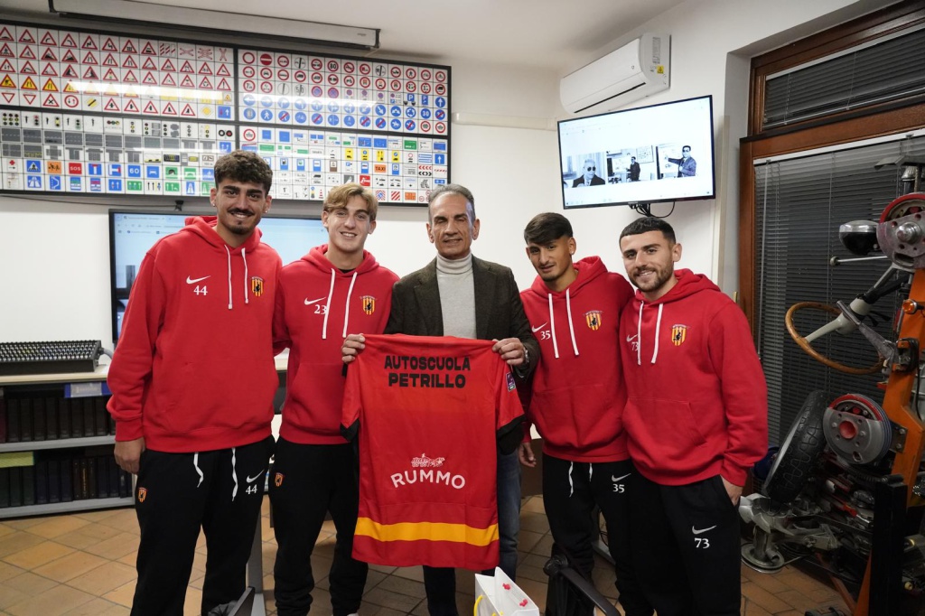 giornata-degli-sponsor-il-benevento-calcio-in-visita-all-autoscuola-petrillo