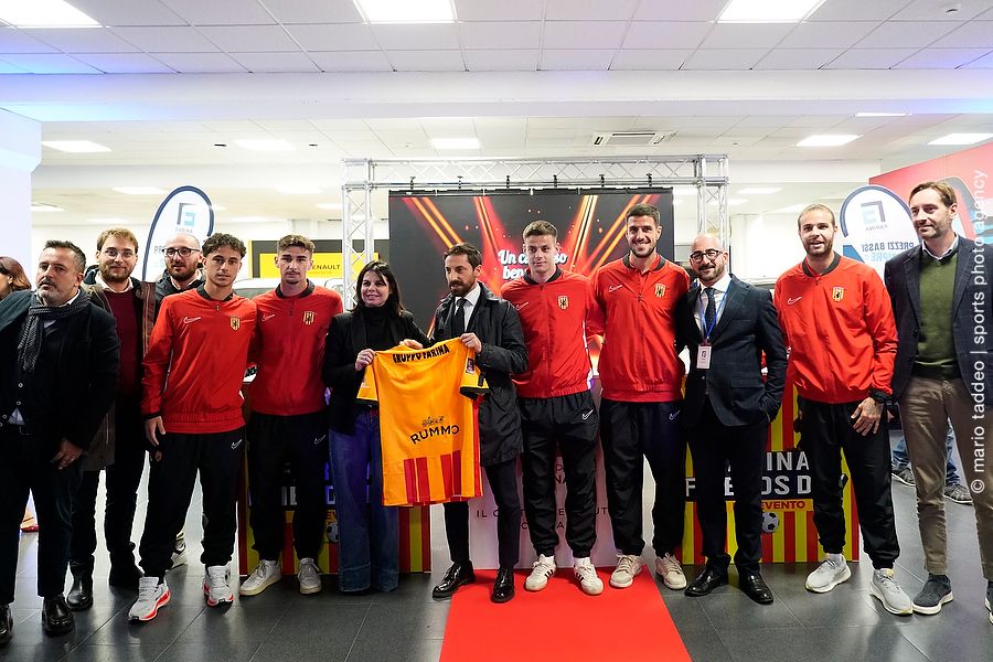 il-benevento-calcio-incontra-gruppo-farina