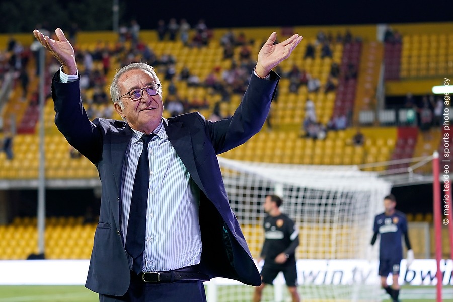 vent-anni-insieme-il-presidente-vigorito-ringrazia-e-abbraccia-tutti-i-tifosi-giallorossi