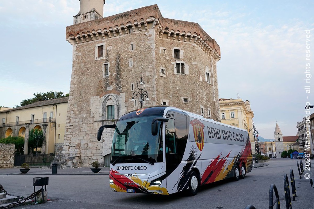 comunicato-ufficiale-il-benevento-calcio-svela-la-nuova-livrea-del-pullman-ufficiale